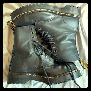 Dr. Martens Jackie
